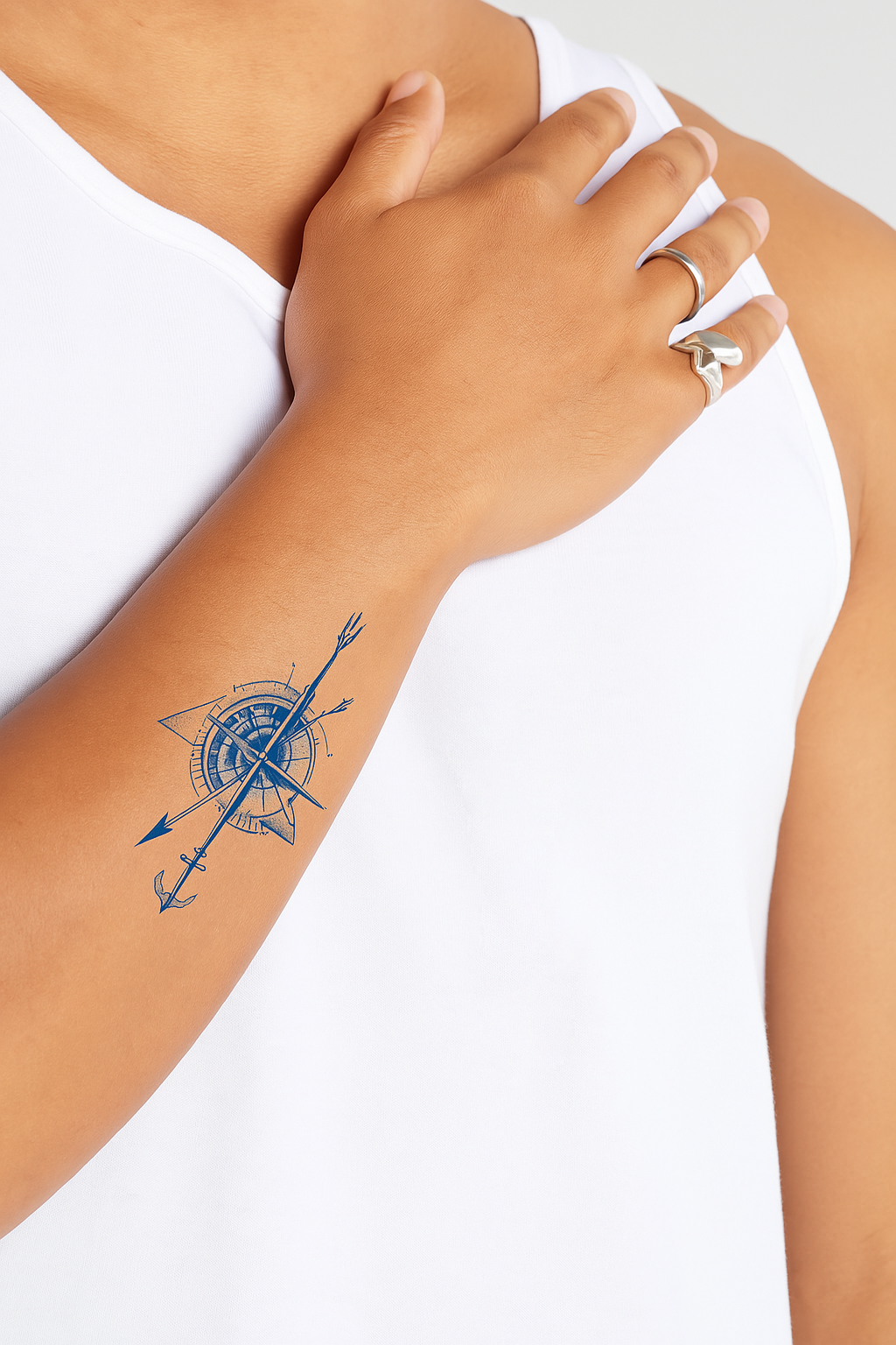 Direcție – Tatuaj Semipermanent Minimalist cu Busolă și Linii Simbolice

